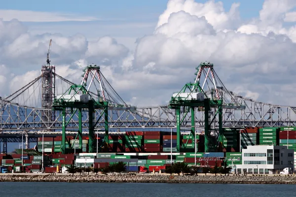 Thunder and Downpours: Oakland Braces for a Stormy Midweek