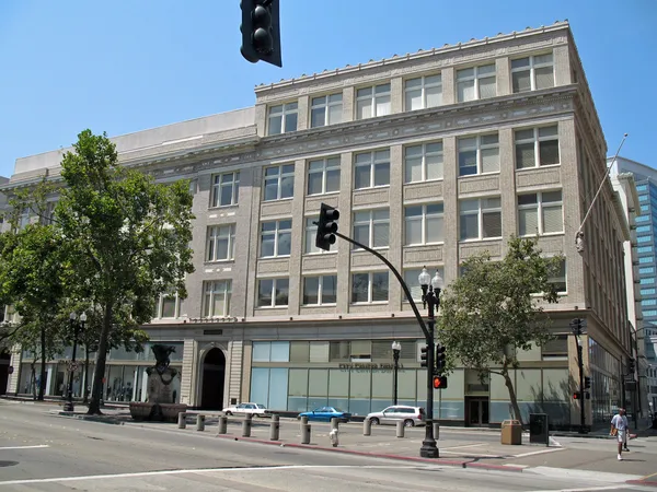 Spring Sizzle: Oakland Faces Record-Breaking Heat Under Historic Dome